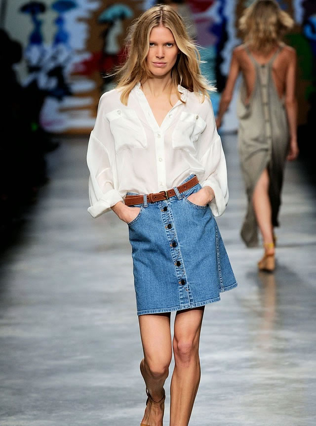 Aprende a combinar la falda denim con botones delanteros