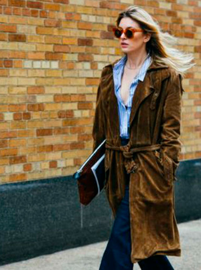 Suede trench coat, un must que toma fuerza este 2016