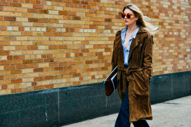 Suede trench coat, un must que toma fuerza este 2016