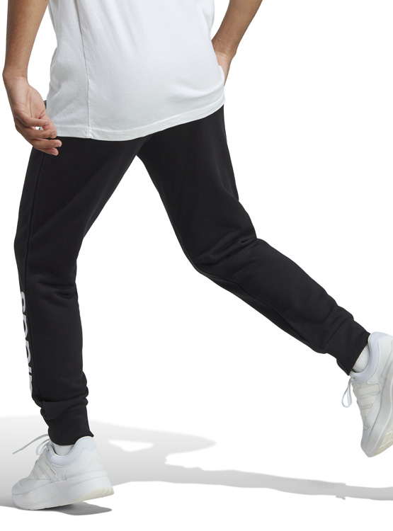 PANTALÓN DE BUZO ADIDAS ESSENTIALS PIERNA CÓNICA LOGO - 7