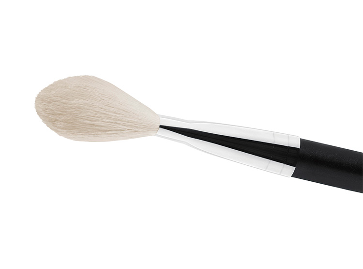 BROCHA DE ROSTRO M∙A∙C 135S LARGE FLAT POWDER - 2