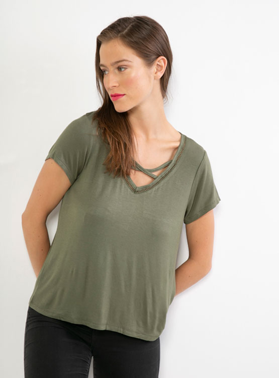 POLERA BARBADOS ESCOTE EN V CON PIEZA MACRAME - 2