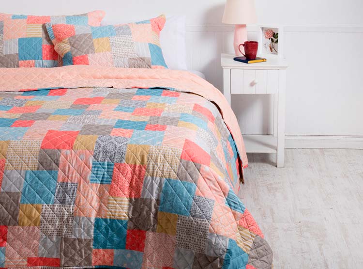 CUBRECAMA QUILT MASHINI 1.5 PLAZAS MULTICOLOR ESTAMPADO COSIDO PATCHWORK GEMINIS