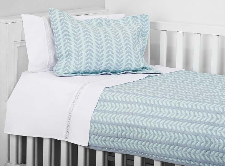 COBERTOR NINA HERRERA COLCHA CUNA JACQUARD ESPIGA CELESTE ESTAMPADO - 2