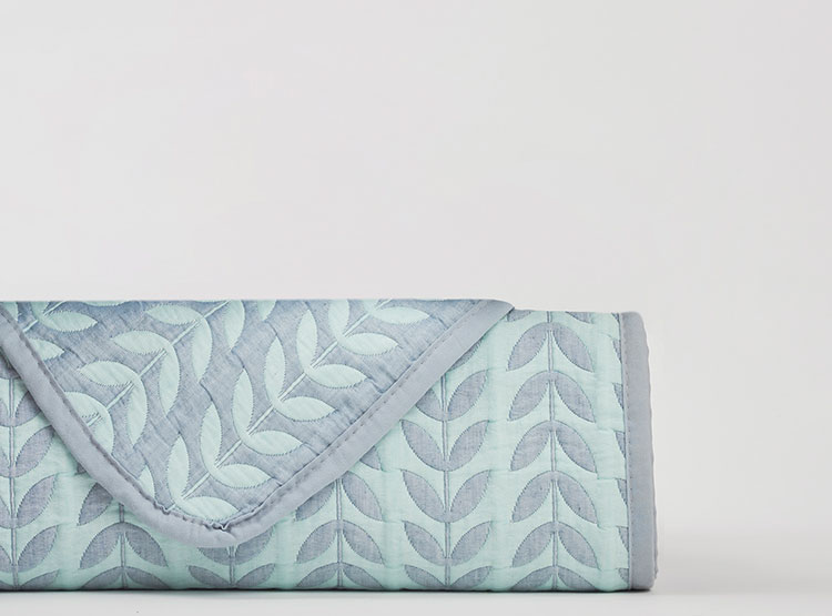 COBERTOR NINA HERRERA COLCHA CUNA JACQUARD ESPIGA CELESTE ESTAMPADO - 3
