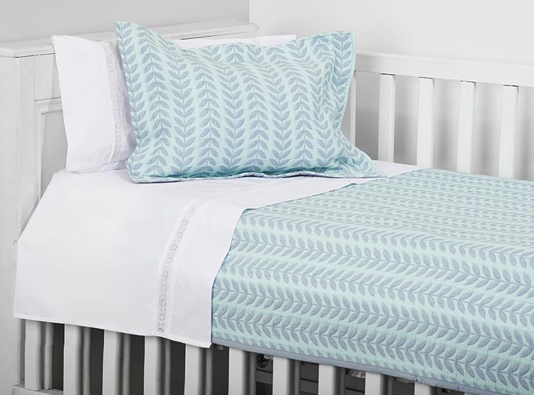 COBERTOR NINA HERRERA COLCHA CUNA JACQUARD ESPIGA CELESTE ESTAMPADO