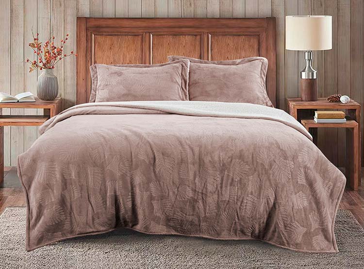 COBERTOR ILLUSIONS EMBOSSED PLUM 2 PLAZAS ROJO LISO - 1