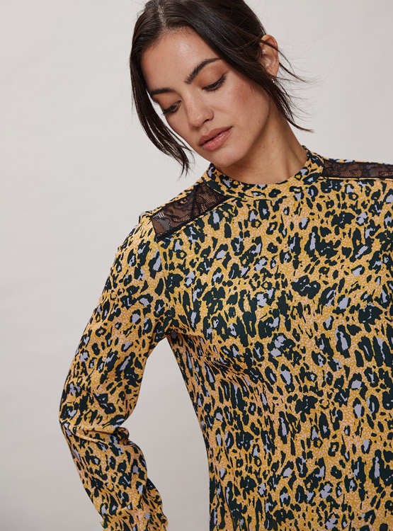 BLUSA ASH CUELLO ALTO CON ENCAJE ANIMAL PRINT - 3