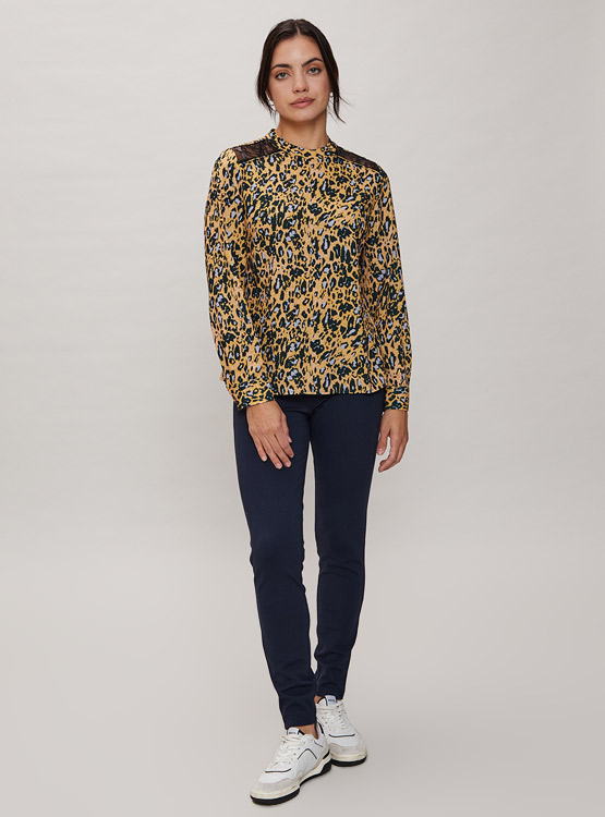BLUSA ASH CUELLO ALTO CON ENCAJE ANIMAL PRINT - 1