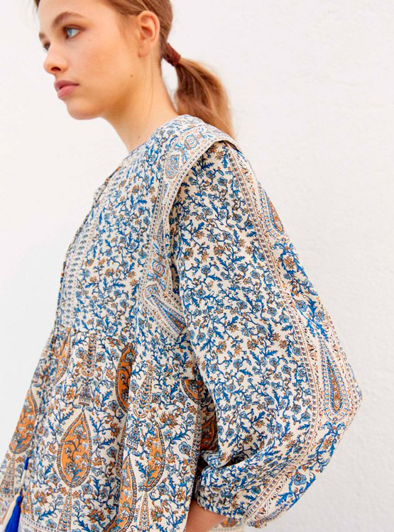 BLUSA SFERA ESTAMPADA CON CORDONES Y BORLONES - 4
