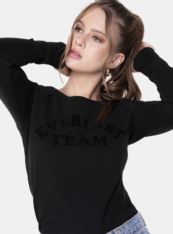 Outfit con falda larga negra plisada con camiseta gris 】